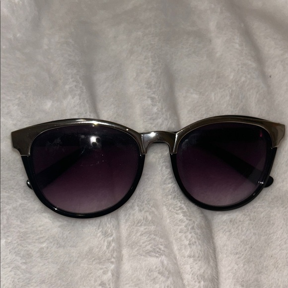 Stylish Black and Silver Sunglasses - Picture 2 of 2